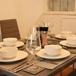Lägenhet Lovely Staycation With Family Free Parking & Wifi Leeds (West Yorkshire)