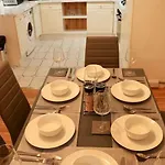 Lägenhet Lovely Staycation With Family Free Parking & Wifi