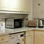 Lägenhet Lovely Staycation With Family Free Parking & Wifi Leeds (West Yorkshire)