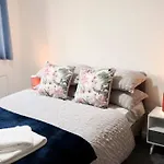 Lovely Staycation With Family Free Parking & Wifi Lägenhet *