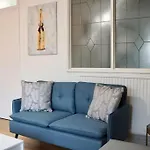Lägenhet Lovely Staycation With Family Free Parking & Wifi