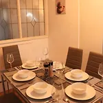 Lovely Staycation With Family Free Parking & Wifi Lägenhet Leeds (West Yorkshire)