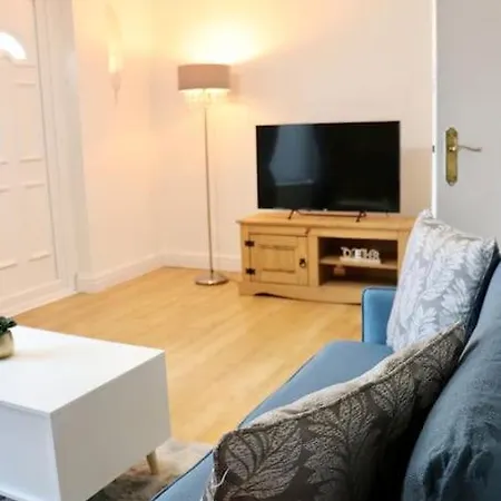 Lovely Staycation With Family Free Parking & Wifi Apartment *