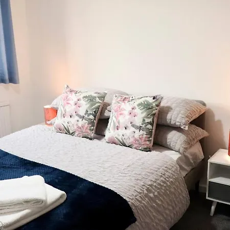 Lovely Staycation With Family Free Parking & Wifi Apartment *