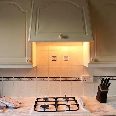 Lovely Staycation With Family Free Parking & Wifi Apartment *
