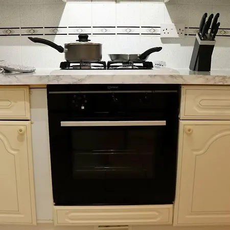 Lovely Staycation With Family Free Parking & Wifi Apartment *