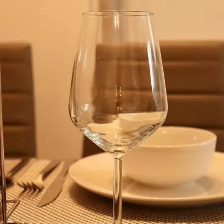Lovely Staycation With Family Free Parking & Wifi Apartment