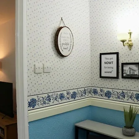 Apartment Lovely Staycation With Family Free Parking & Wifi *