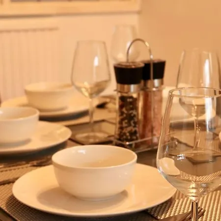 Apartment Lovely Staycation With Family Free Parking & Wifi *