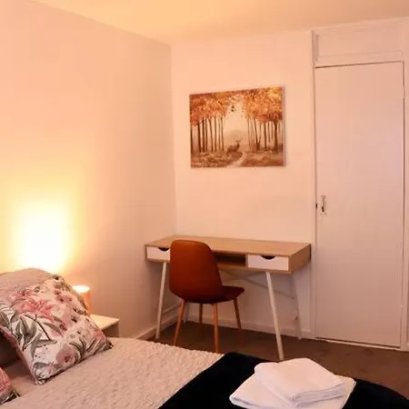 Lovely Staycation With Family Free Parking & Wifi *