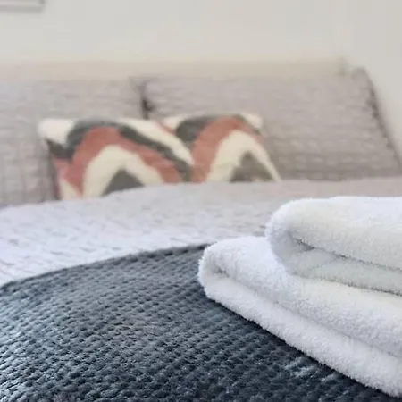 Apartment Lovely Staycation With Family Free Parking & Wifi