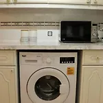 Apartment Lovely Staycation With Family Free Parking & Wifi *