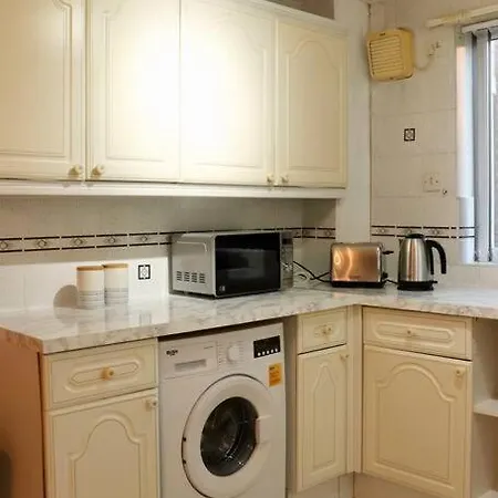 Lovely Staycation With Family Free Parking & Wifi