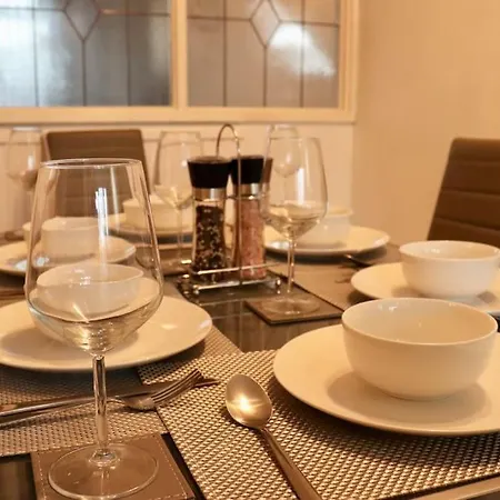 Lovely Staycation With Family Free Parking & Wifi Лідс