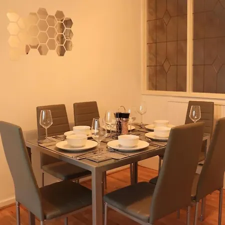 Lovely Staycation With Family Free Parking & Wifi *