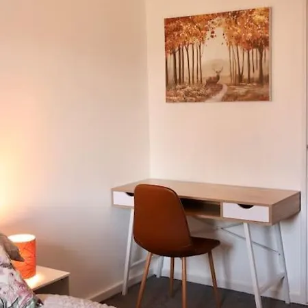 Апартаменти Lovely Staycation With Family Free Parking & Wifi Лідс