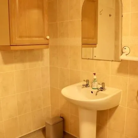 Lovely Staycation With Family Free Parking & Wifi 公寓