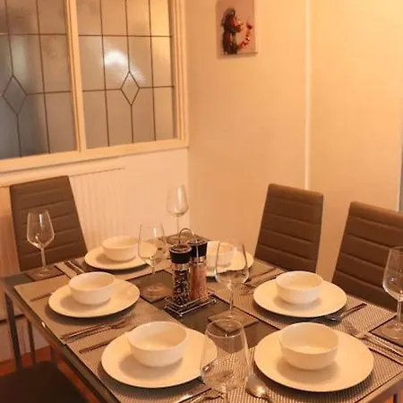 Lovely Staycation With Family Free Parking & Wifi Апартаменти Лідс