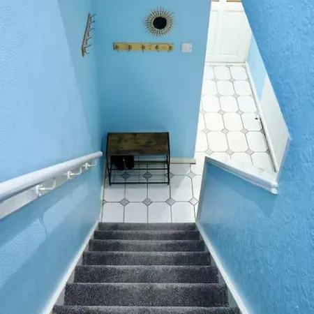 Lovely Staycation With Family Free Parking & Wifi