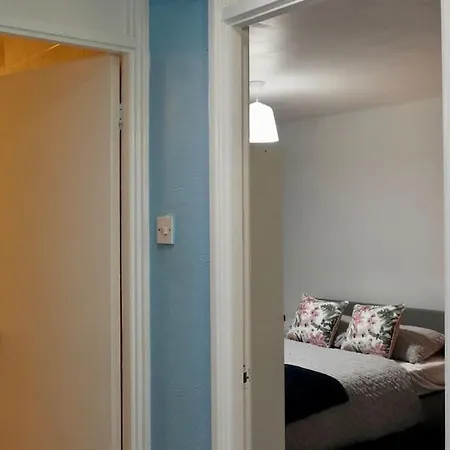 Lovely Staycation With Family Free Parking & Wifi Апартаменти Лідс