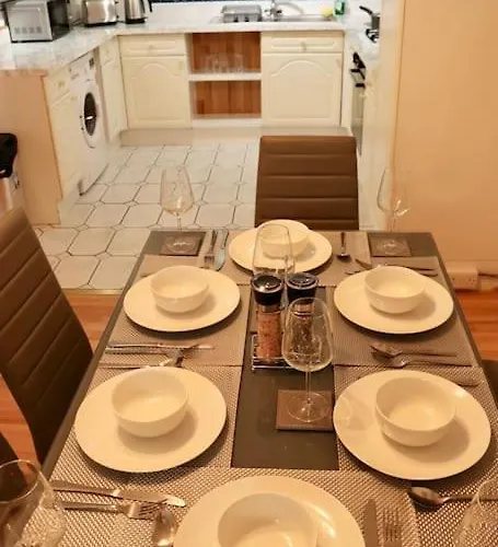 Apartmán Lovely Staycation With Family Free Parking & Wifi