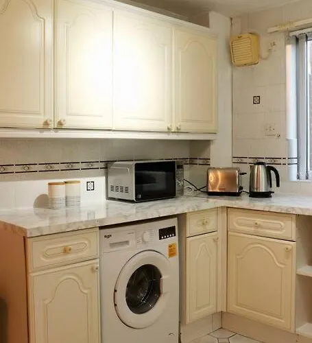 Lovely Staycation With Family Free Parking & Wifi