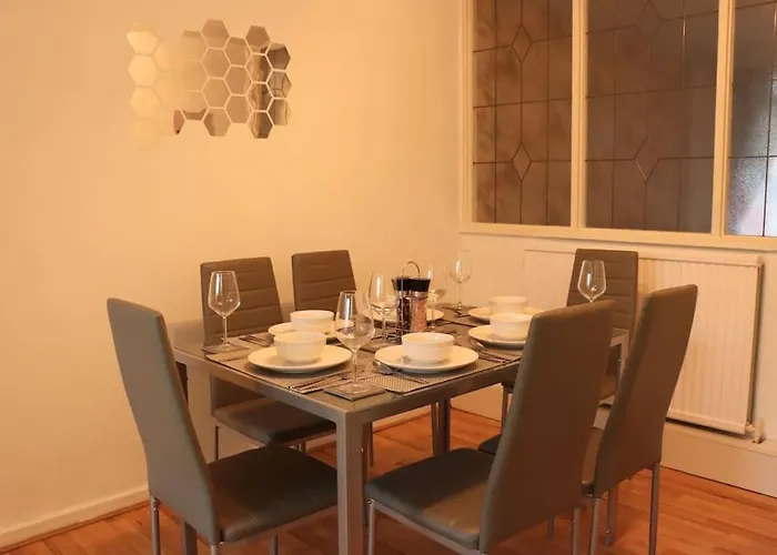 Lovely Staycation With Family Free Parking & Wifi *