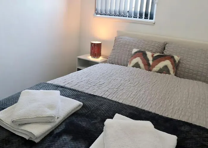 Lovely Staycation With Family Free Parking & Wifi