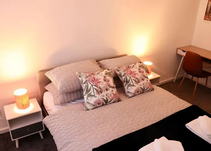 Lovely Staycation With Family Free Parking & Wifi 公寓 利兹