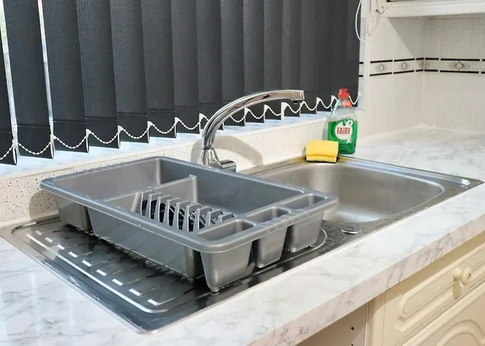 Lovely Staycation With Family Free Parking & Wifi