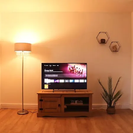 Lovely Staycation With Family Free Parking & Wifi *