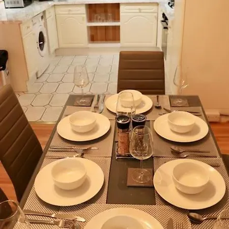 Lägenhet Lovely Staycation With Family Free Parking & Wifi