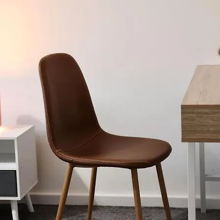 Lägenhet Lovely Staycation With Family Free Parking & Wifi *