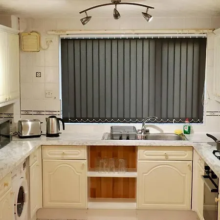 Lovely Staycation With Family Free Parking & Wifi Lägenhet *