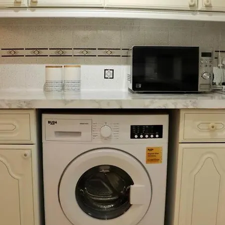 Lägenhet Lovely Staycation With Family Free Parking & Wifi *