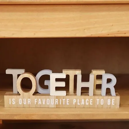 Lägenhet Lovely Staycation With Family Free Parking & Wifi *