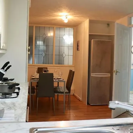 Lägenhet Lovely Staycation With Family Free Parking & Wifi Leeds (West Yorkshire)