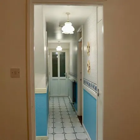 Lägenhet Lovely Staycation With Family Free Parking & Wifi *