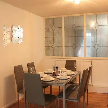 Lägenhet Lovely Staycation With Family Free Parking & Wifi