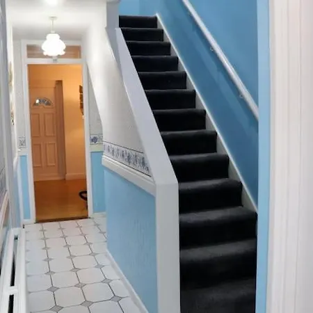 Lovely Staycation With Family Free Parking & Wifi Lägenhet