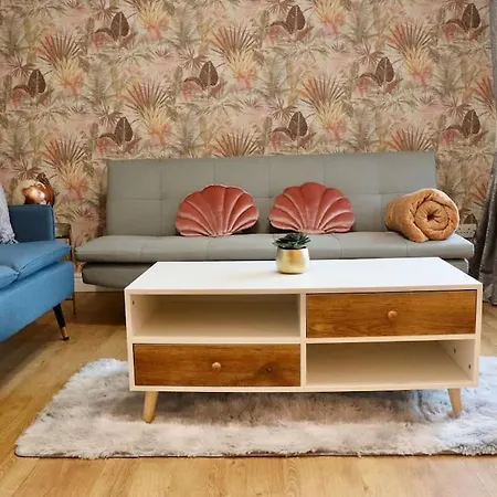 Lägenhet Lovely Staycation With Family Free Parking & Wifi