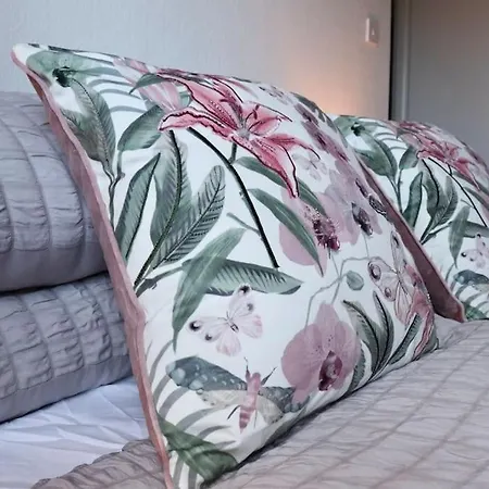 Lovely Staycation With Family Free Parking & Wifi *