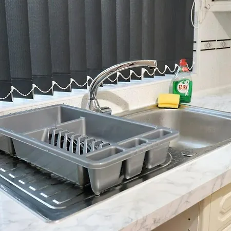 Lovely Staycation With Family Free Parking & Wifi