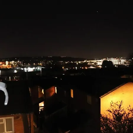 Lägenhet Lovely Staycation With Family Free Parking & Wifi