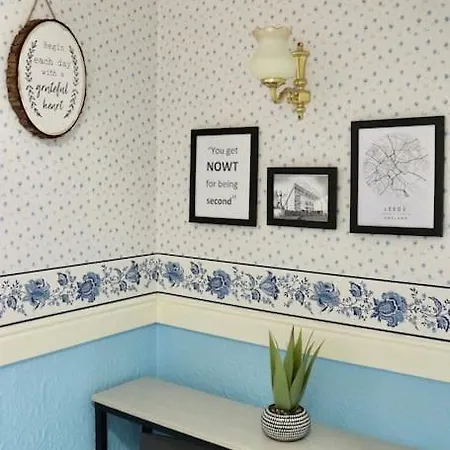 Lägenhet Lovely Staycation With Family Free Parking & Wifi Leeds (West Yorkshire)