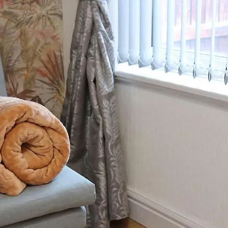 Lägenhet Lovely Staycation With Family Free Parking & Wifi *